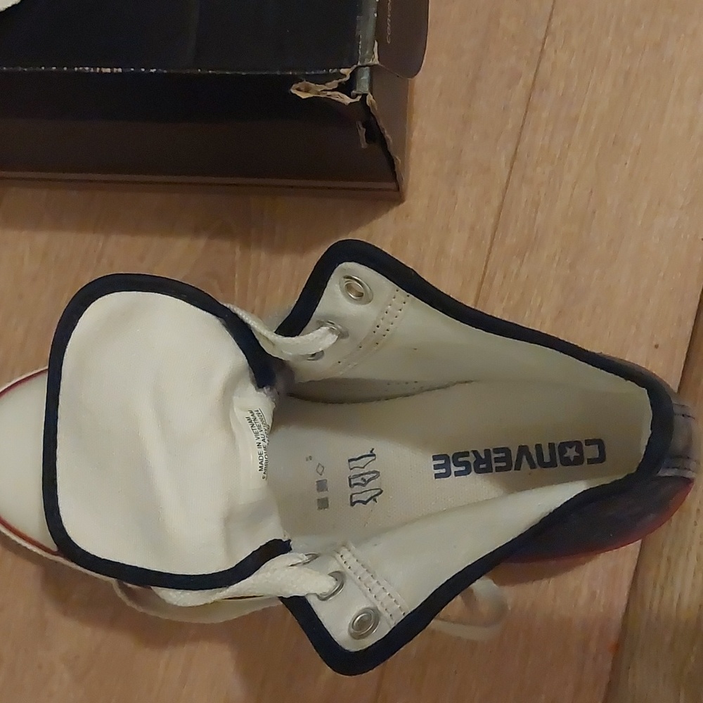 Converse - Picture 3 of 4